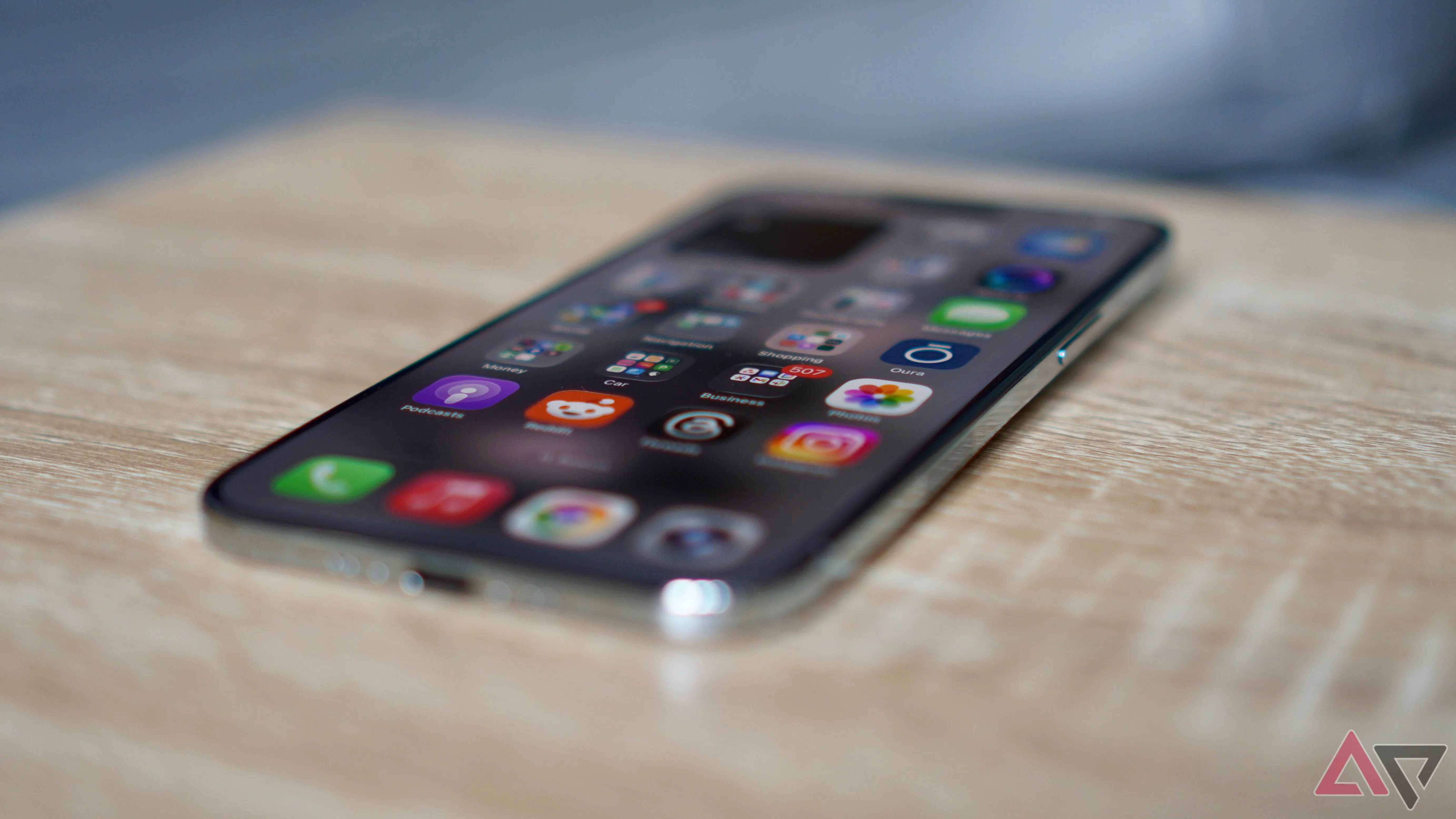 iPhone Air minh họa điện thoại: đồ tốt nhưng dùng nhiều cũng mệt, hãy thử kéo lùi để cân bằng.