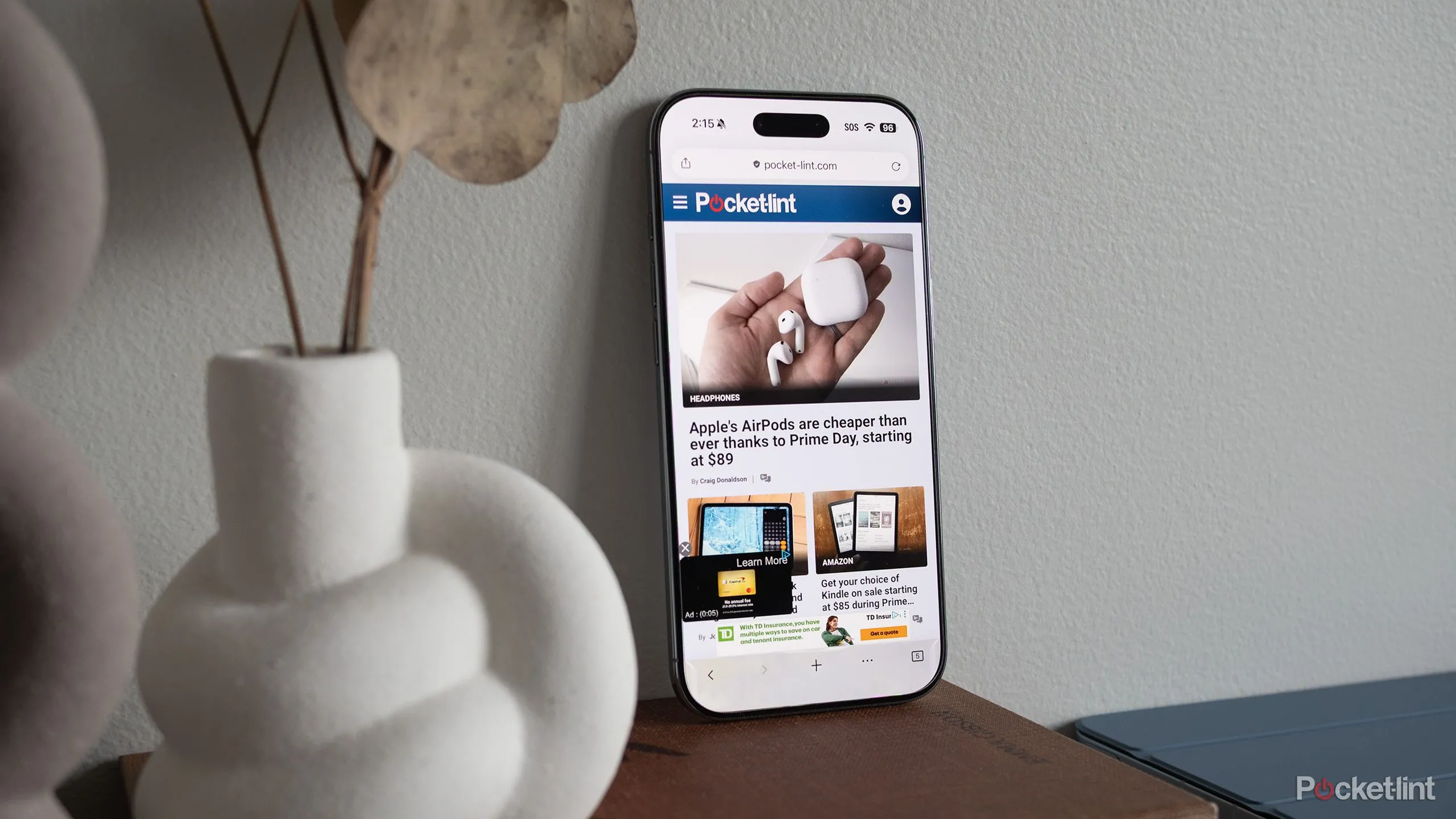 iPhone Air trên nền báo Pocket-lint, gợi ý tương lai của dòng Air với thiết kế mỏng và camera ở cụm bump