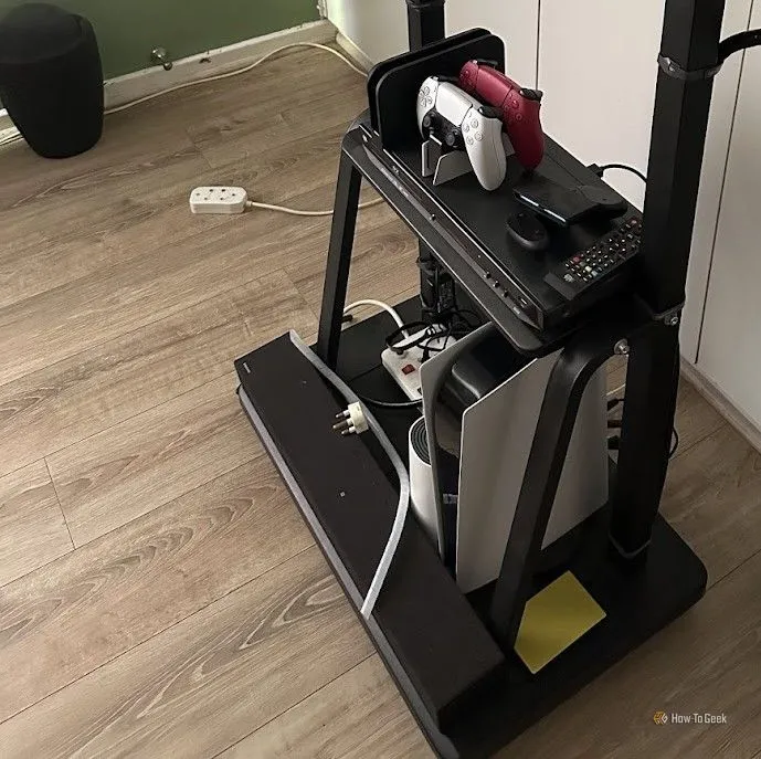 Kệ AV di động trống và soundbar trên khay dưới