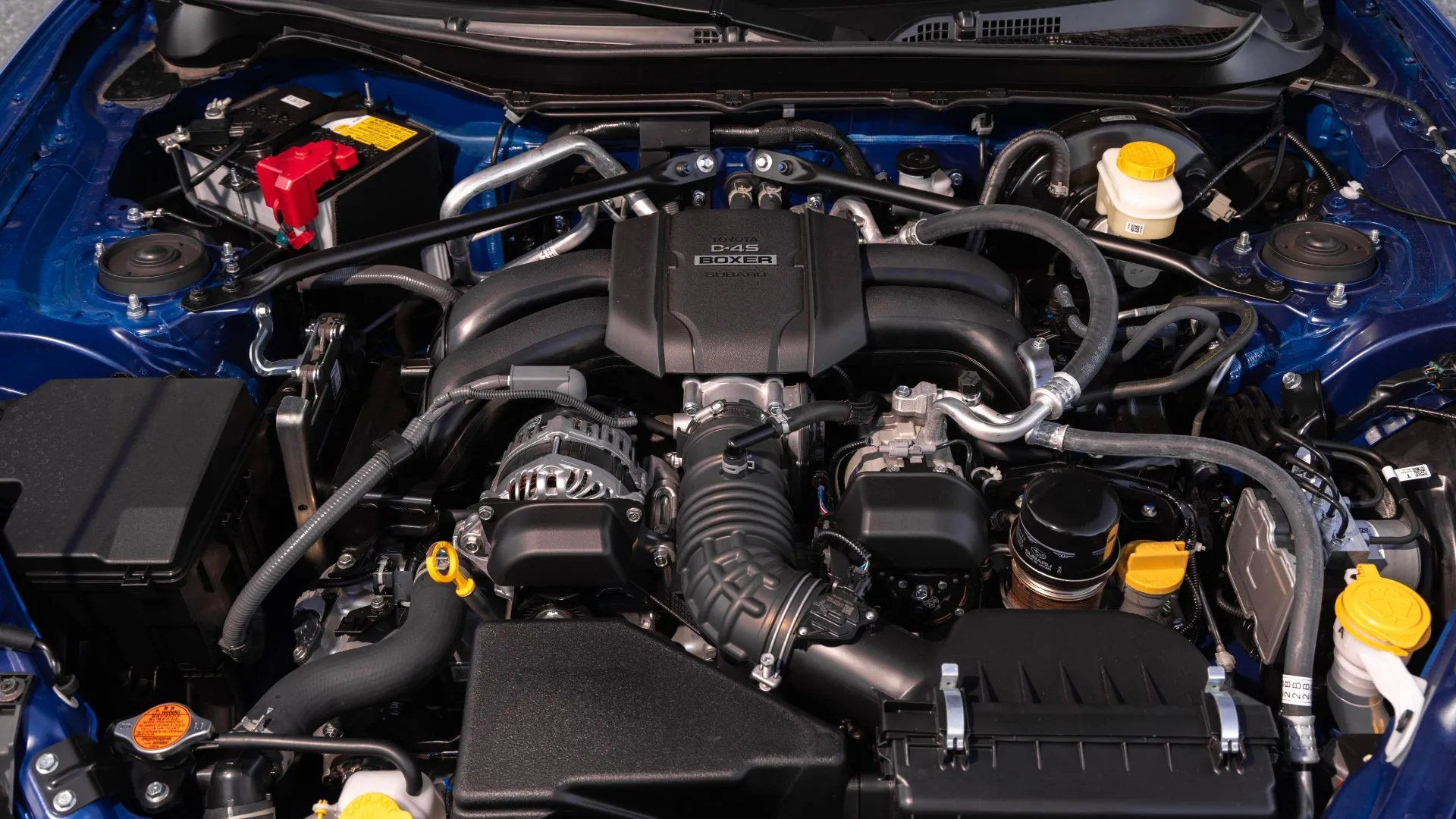 Khoang động cơ 2024 Subaru BRZ tS, phô diễn động cơ Boxer 2.4L.