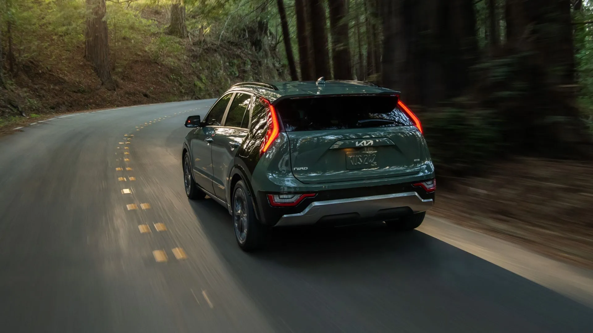 Kia Niro 2025 góc sau 3/4, hybrid tiết kiệm nhiên liệu, phù hợp đô thị
