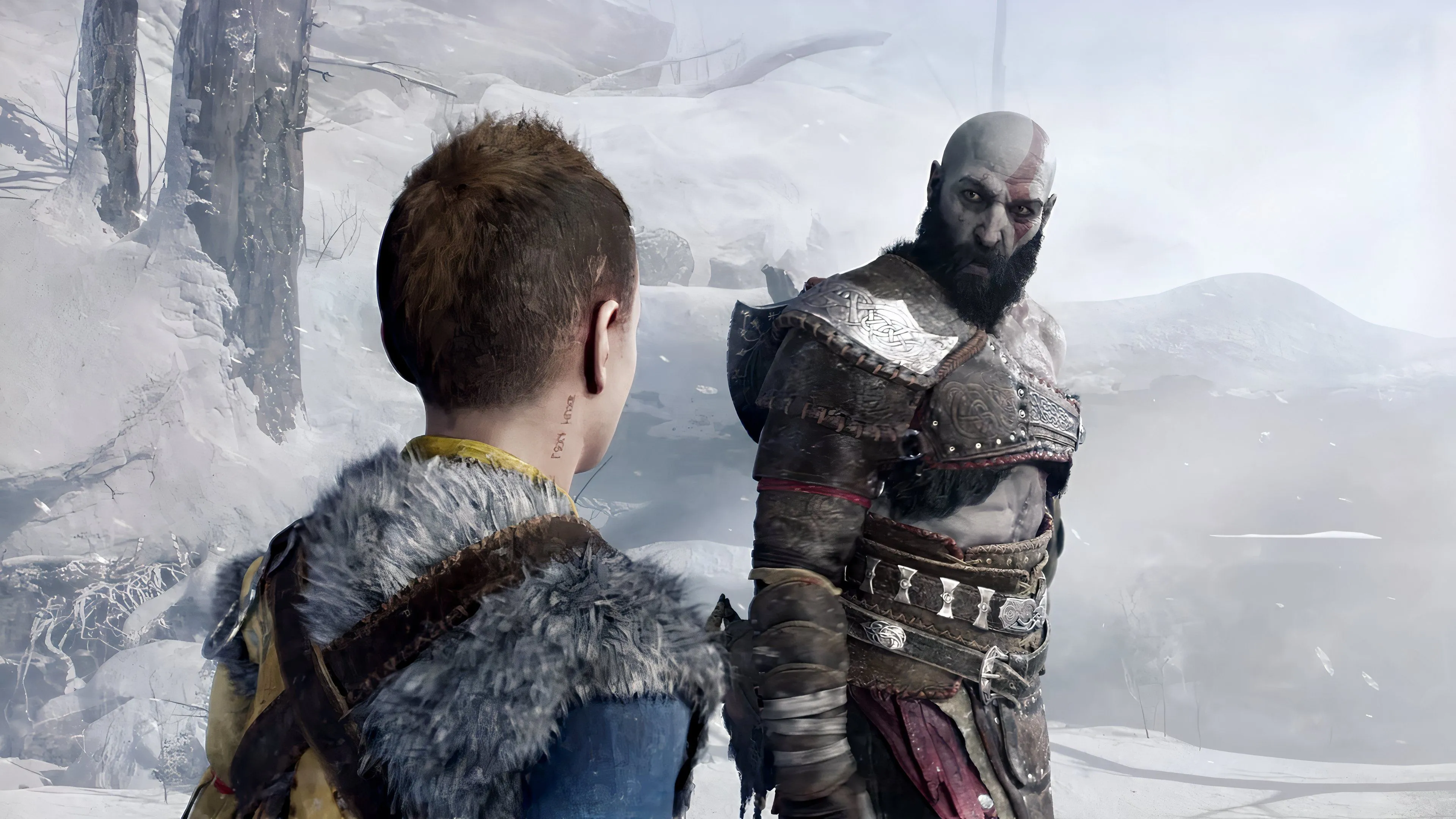 Kratos nhìn lại Atreus trên nền tuyết trong Ragnarök — hình ảnh nhắc rằng hành trình mới có thể bắt đầu sau khoảnh khắc chia ly
