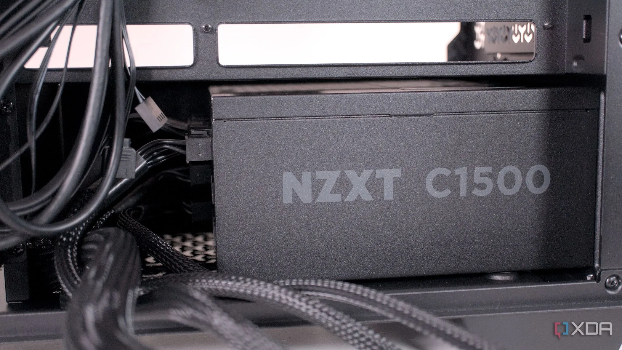 Lắp đặt PSU vào thùng máy Corsair 3500X ARGB, minh họa bố trí dây và không gian tản nhiệt