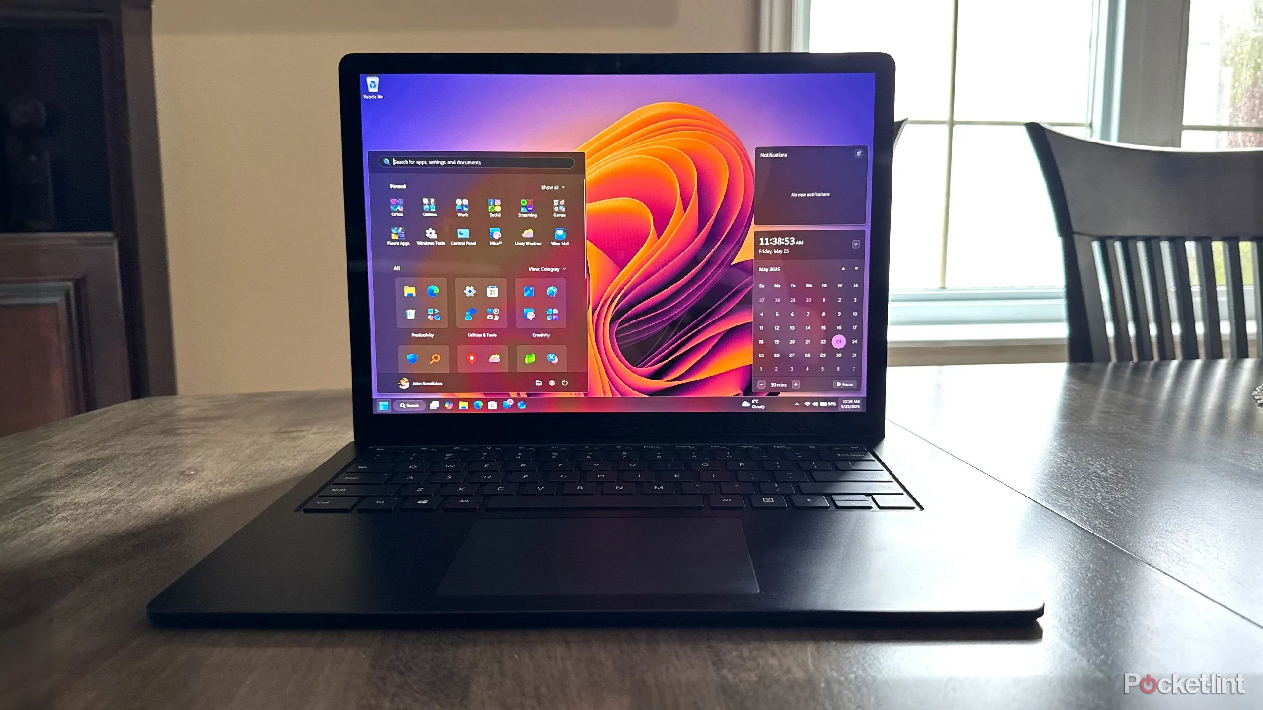 Laptop chạy Windows 11, minh họa yêu cầu phần cứng như TPM 2.0 và Secure Boot