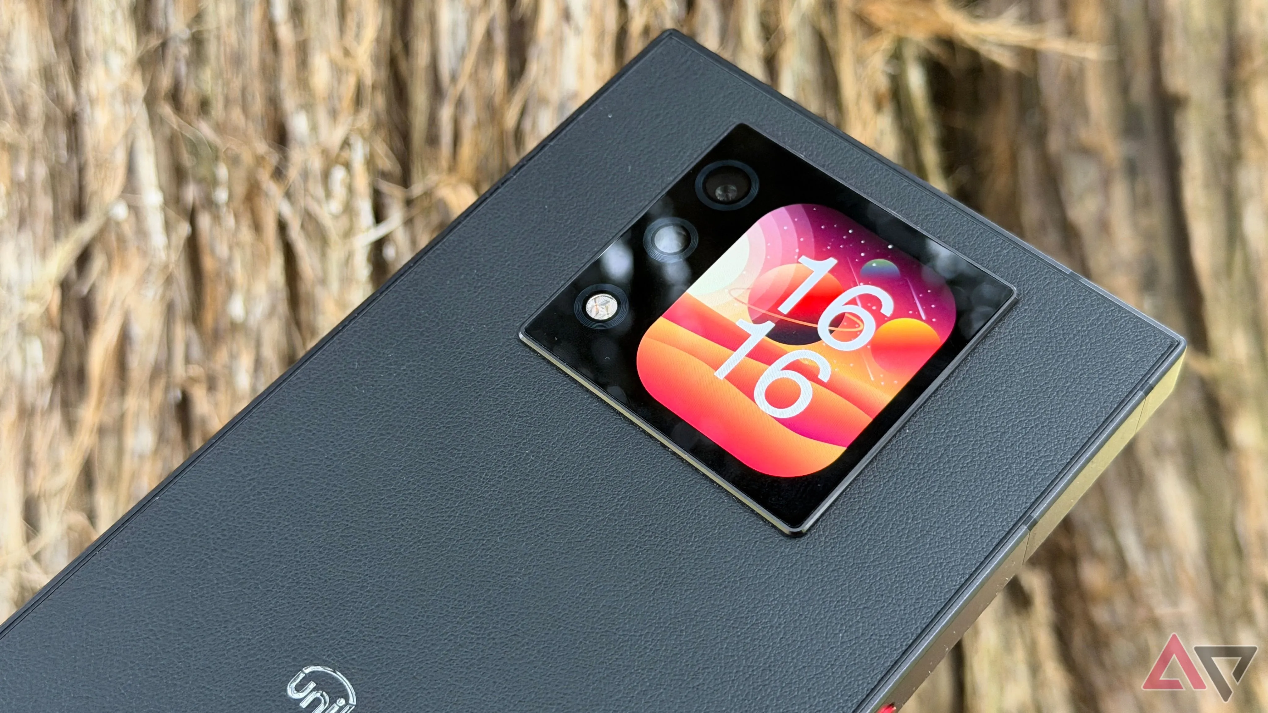 Màn hình phụ ở mặt lưng Unihertz Titan 2, tiện khi úp máy nhưng ít giá trị thực dụng