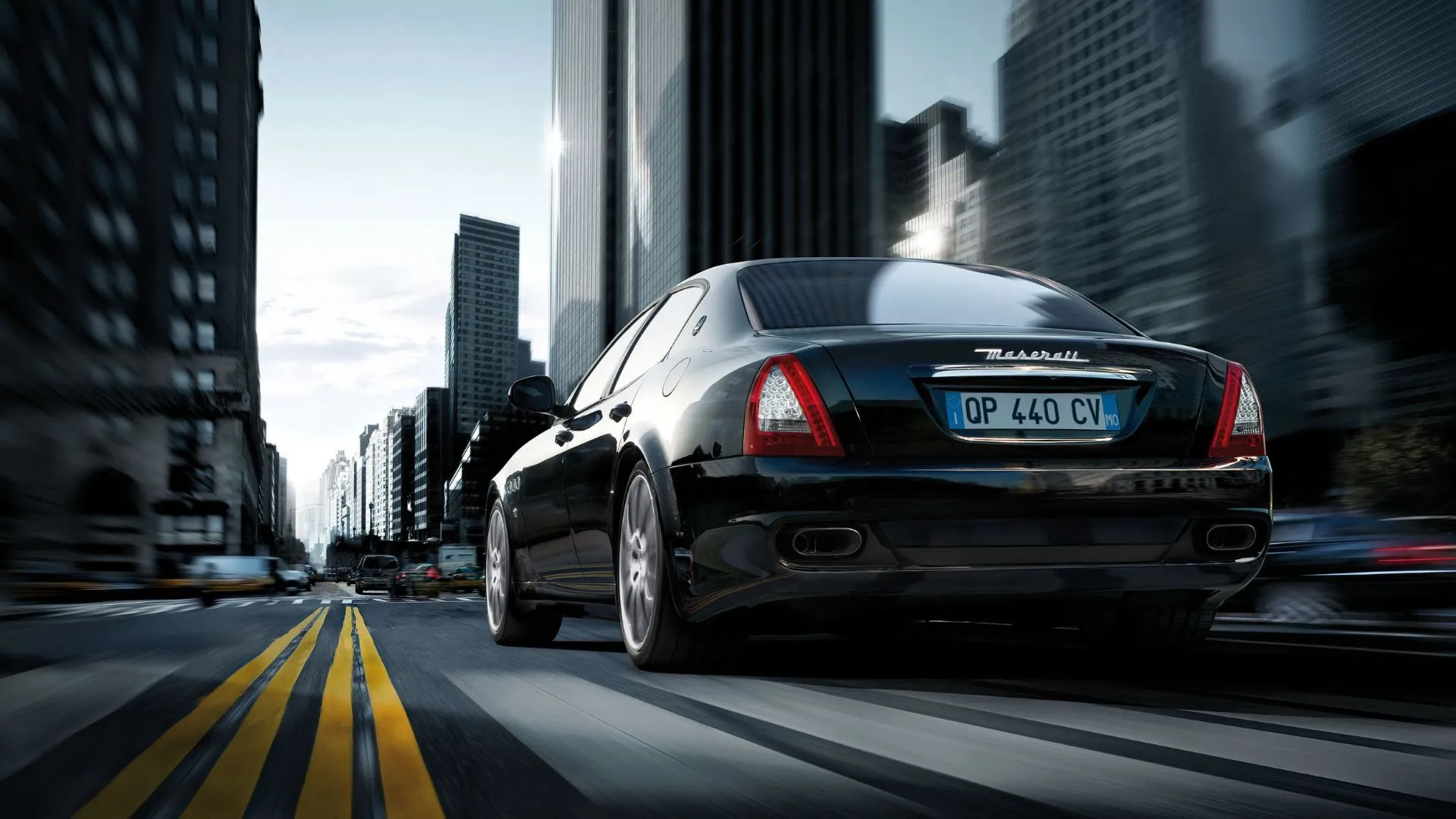 Maserati Quattroporte chạy trong phố, minh họa khả năng vận hành mạnh mẽ của bản S với động cơ V8.