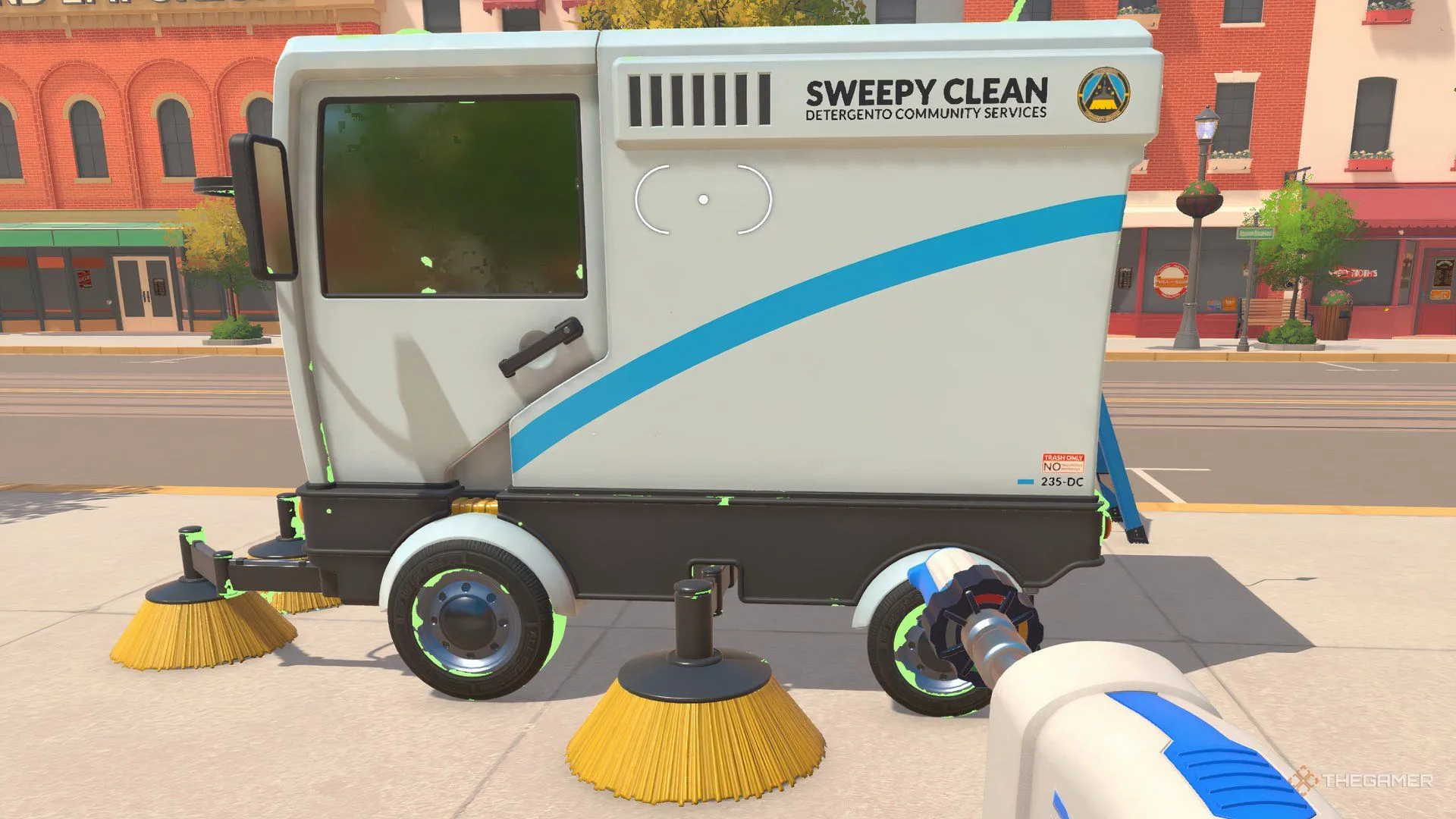 Máy kéo đường đang hiện highlight vết bẩn màu xanh lá trong PowerWash Simulator 2
