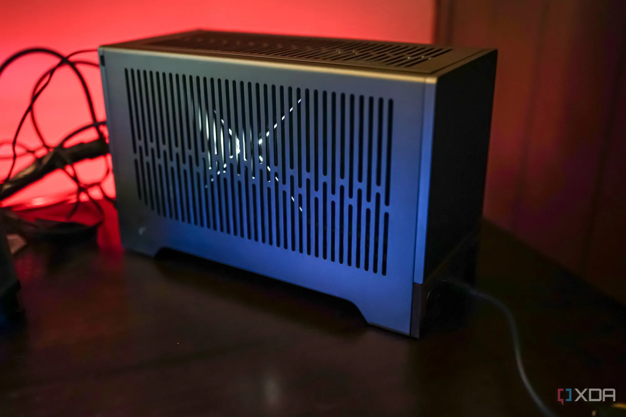 Một dàn PC Fractal Terra tối giản, đặt gọn trên bàn, nhấn mạnh luồng khí và kiểu dáng trầm ổn
