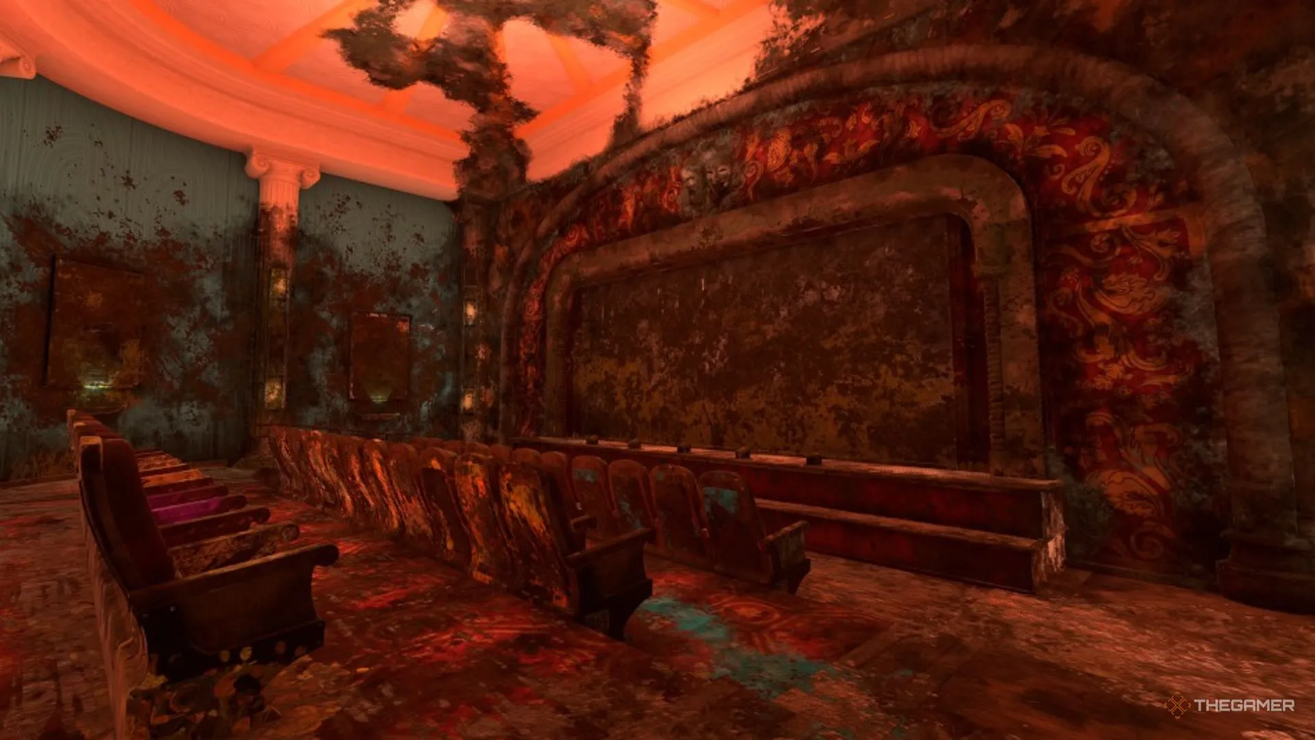 Nấm mốc và bụi bám trên trần nhà hát lịch sử trước khi dọn dẹp