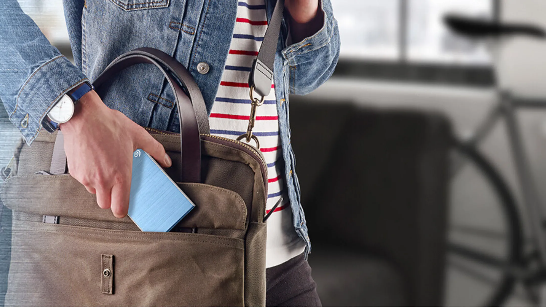 Người cầm Seagate Backup Plus Slim 2TB tại một buổi LAN party, lưu trữ thư viện game và clip