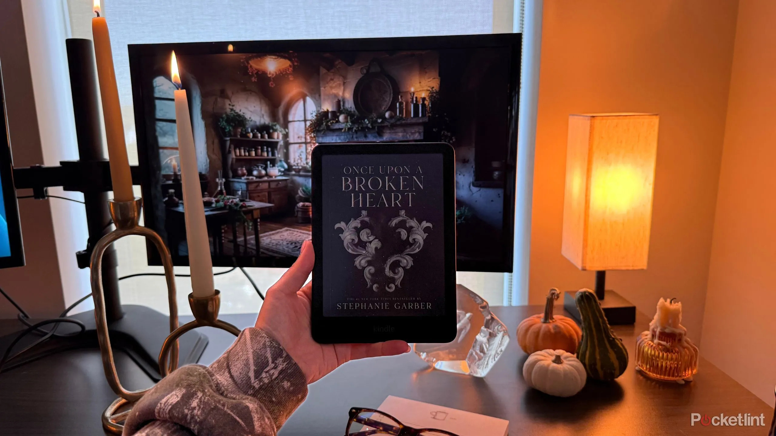 Người chơi đứng cạnh Kindle Paperwhite, minh họa combo game + đọc sách kinh dị trong mùa Halloween