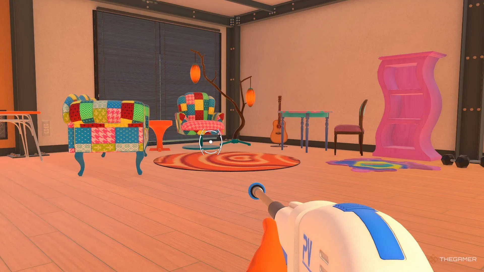 Nội thất funky trong home base PowerWash Simulator 2, cho phép tùy chỉnh và làm sạch đồ đạc