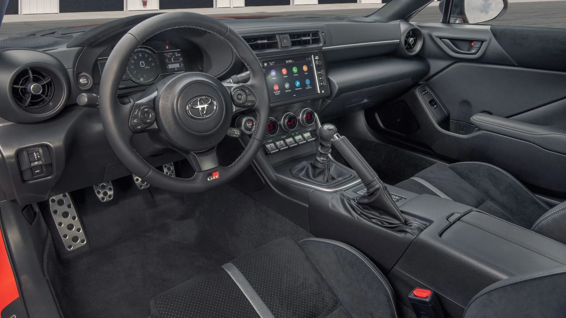 Nội thất Toyota GR86 2022, khoang lái nhấn mạnh màn hình giải trí và vô-lăng.