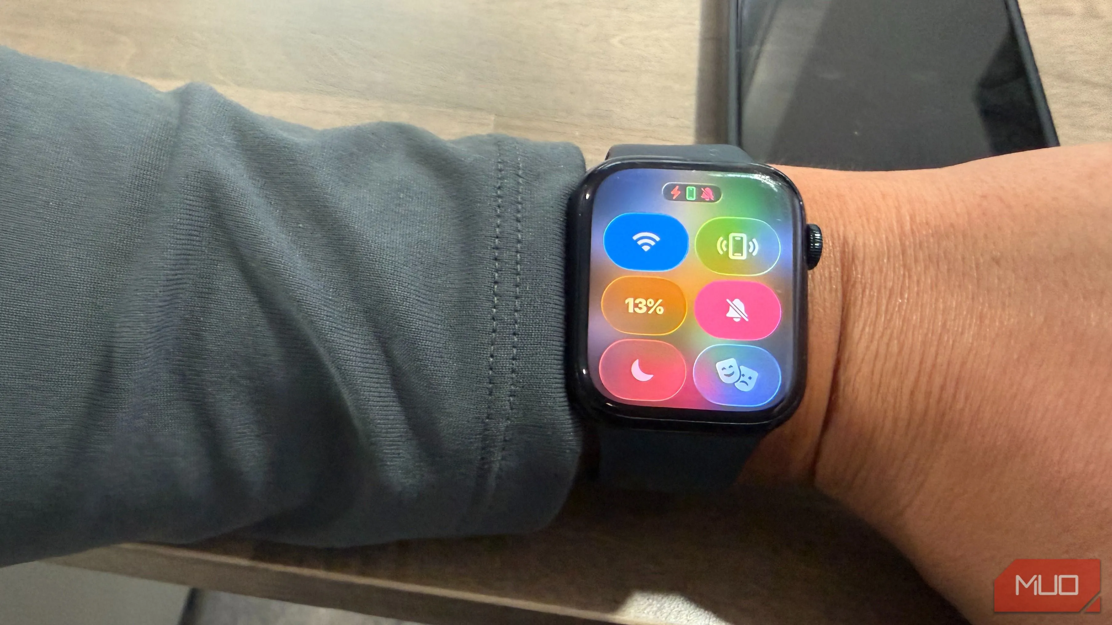 Nút ping iPhone trên Control Center Apple Watch, giúp bật đèn flash và âm thanh