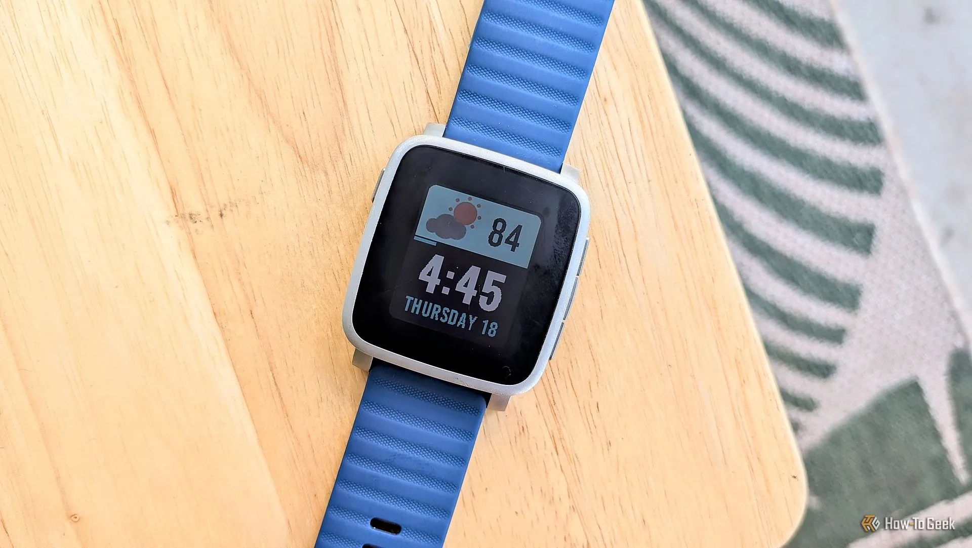 Pebble Time Steel, minh họa smartwatch Pebble và giao diện cổ điển