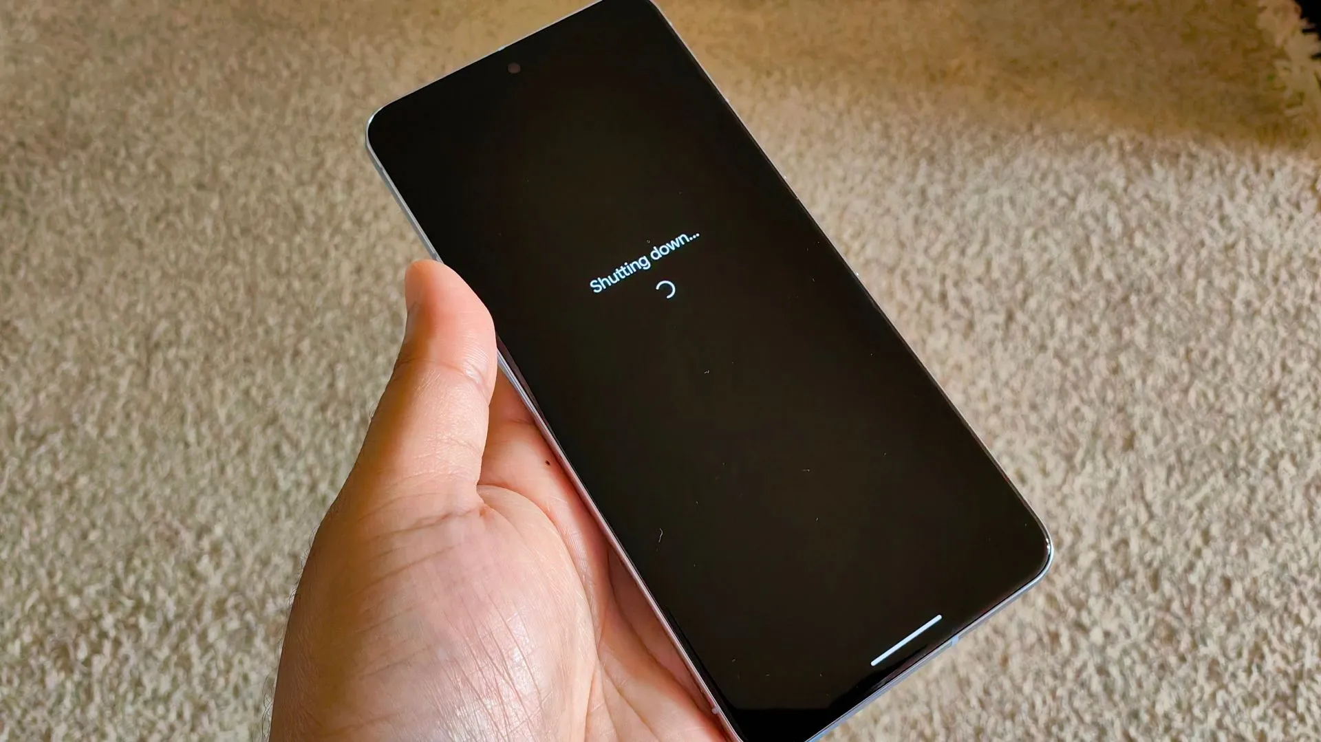 Pixel 8 Pro đang tắt nguồn, minh họa việc thiết bị bị phân quyền và reset từ xa