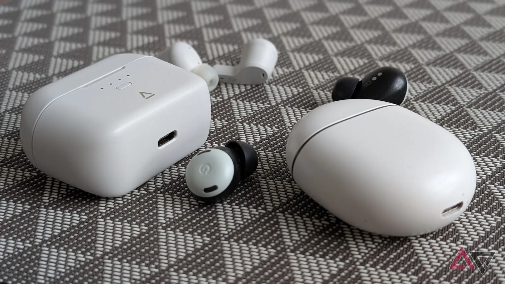 Pixel Buds Pro trắng cạnh Creative Zen Air SXFI trên nền đen trắng