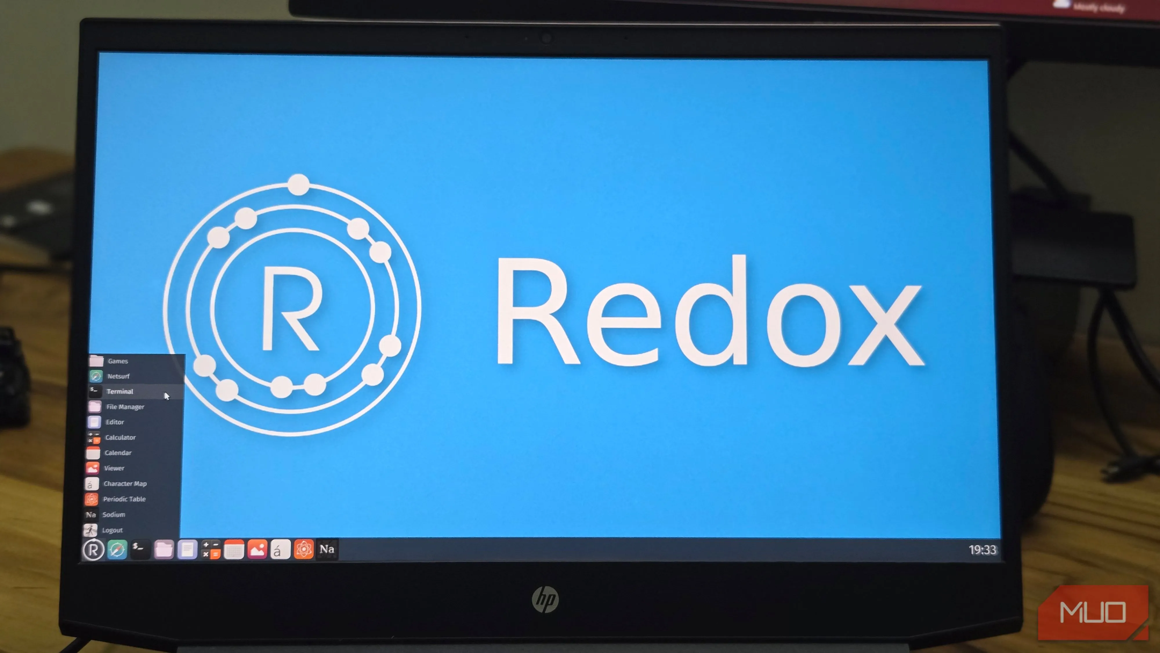 Redox OS chạy trên laptop HP, giao diện Orbital và ứng dụng mẫu