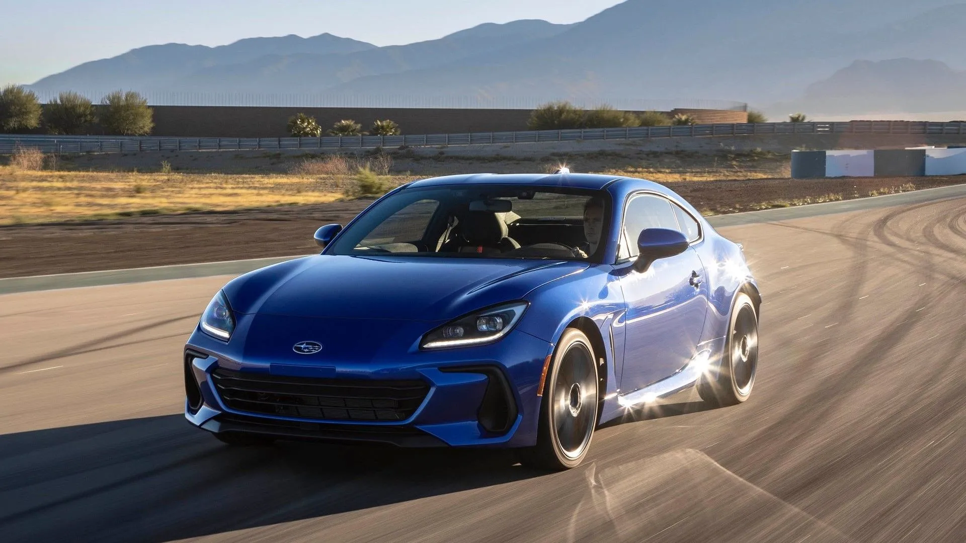 Subaru BRZ 2022 góc trước 3/4 trên đường cong, thể hiện khả năng bám góc.
