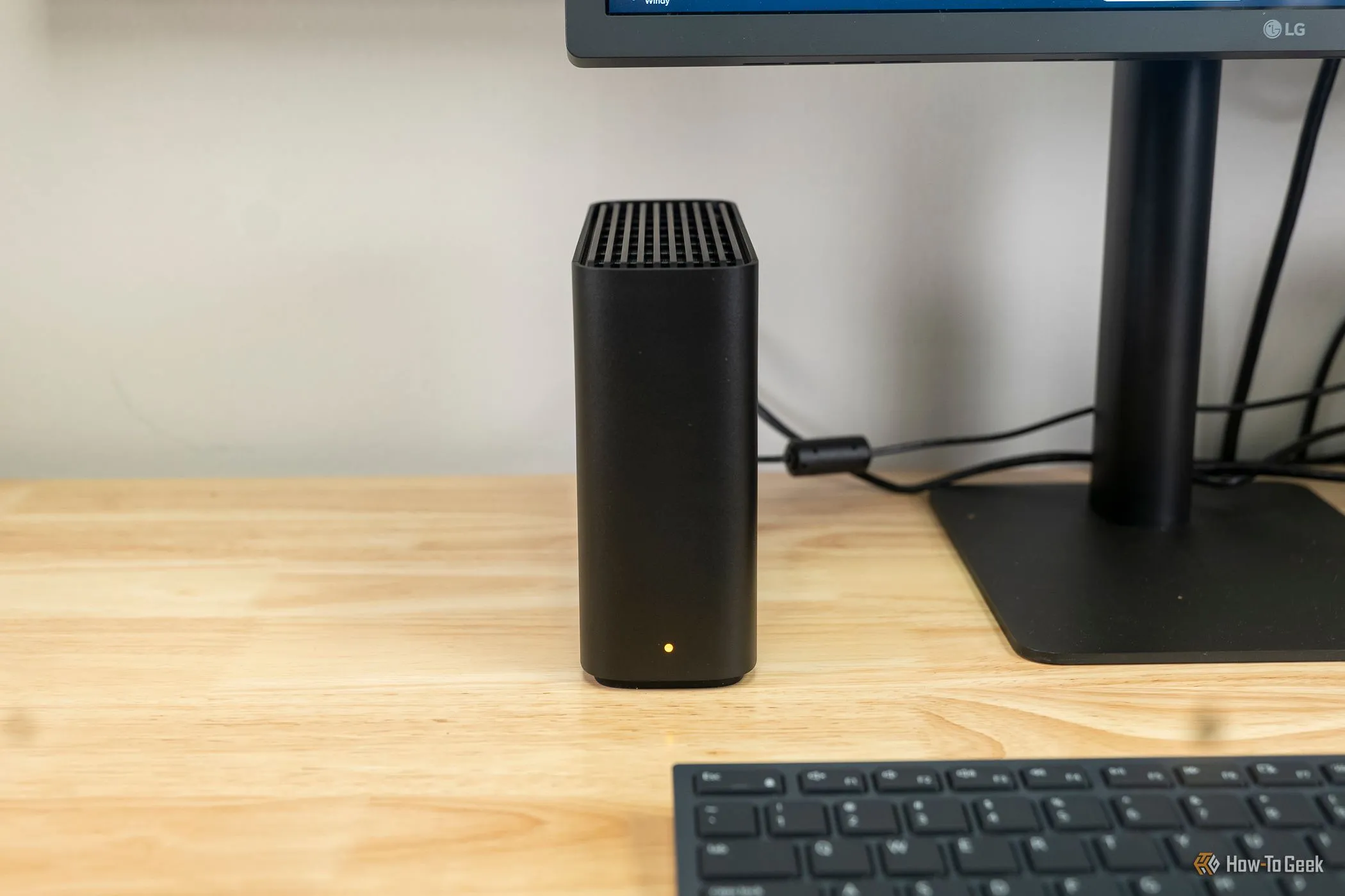 Synology BeeStation đặt cạnh màn hình, phù hợp để làm server lưu ảnh và video game cá nhân.