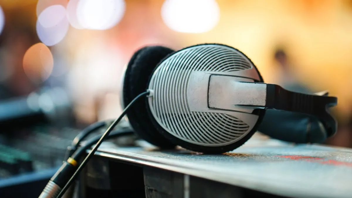 Tai nghe có dây cạnh thiết bị âm thanh — trải nghiệm Spotify Lossless qua DAC và kết nối dây