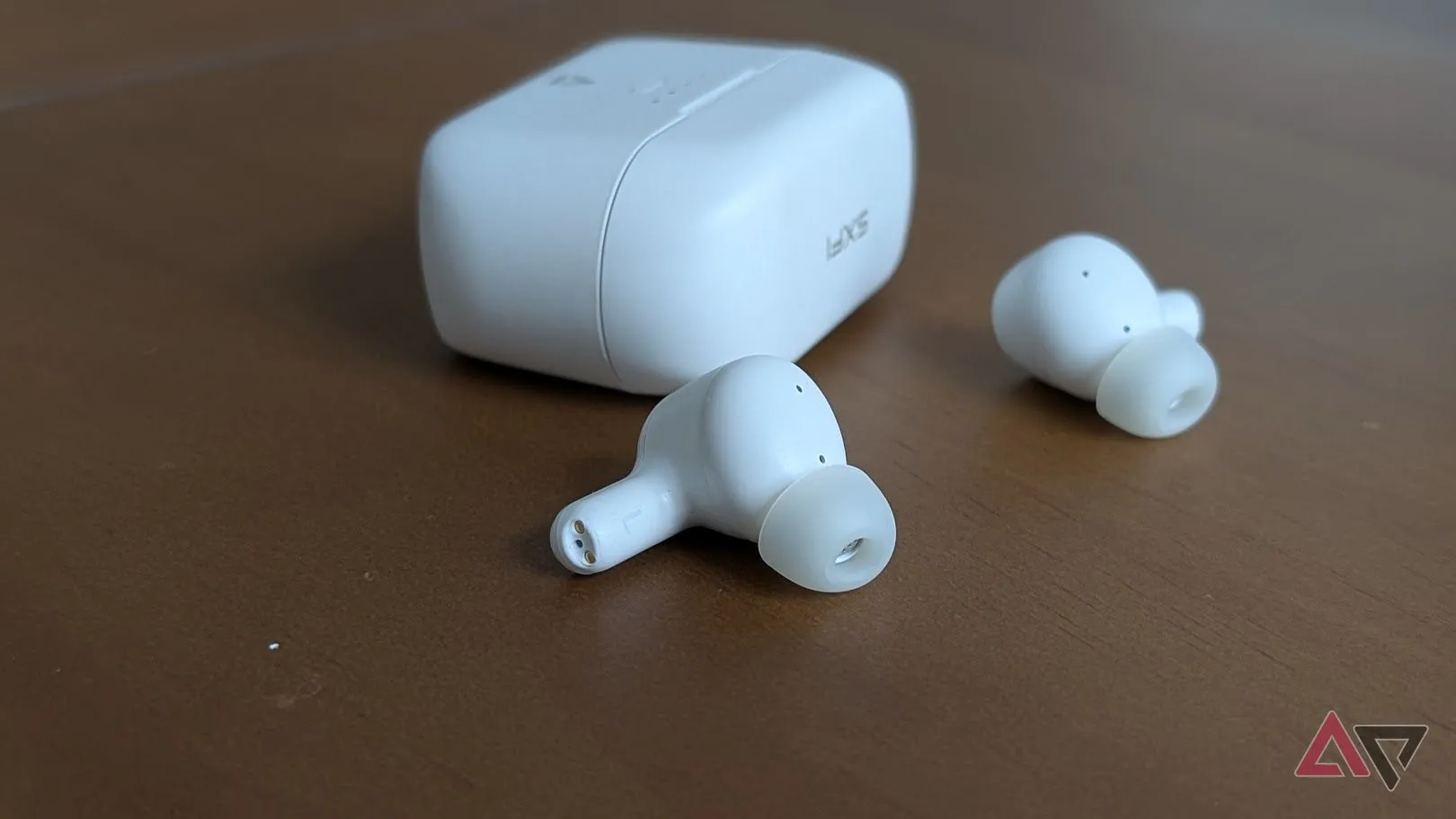 Tai nghe Creative Zen Air SXFI màu trắng đặt trên bề mặt gỗ, nhấn mạnh thiết kế và ống tai