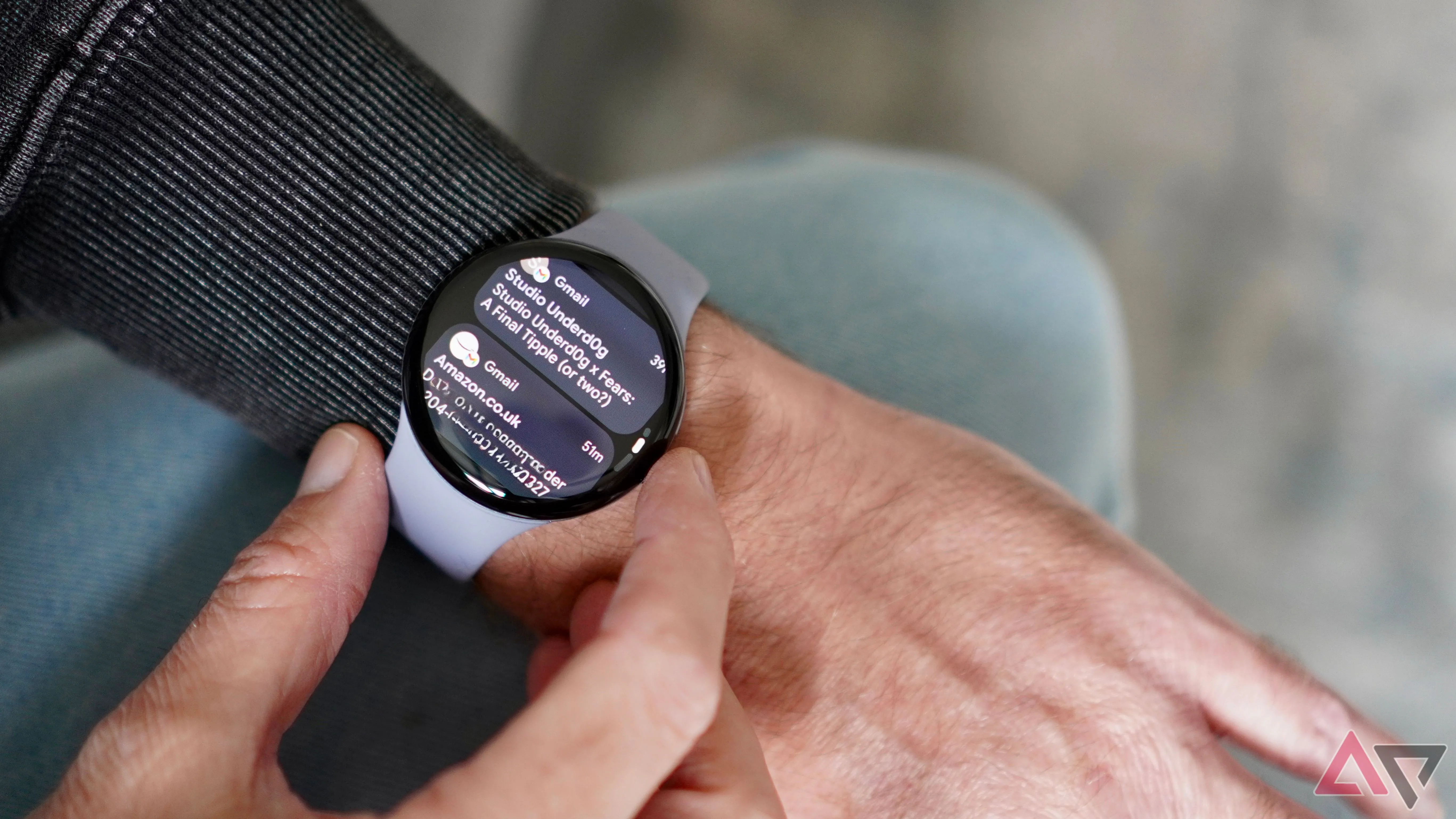 Thông báo hiển thị trên Google Pixel Watch 4 minh họa cách smartwatch giúp nhận tin quan trọng mà không cần mở điện thoại.