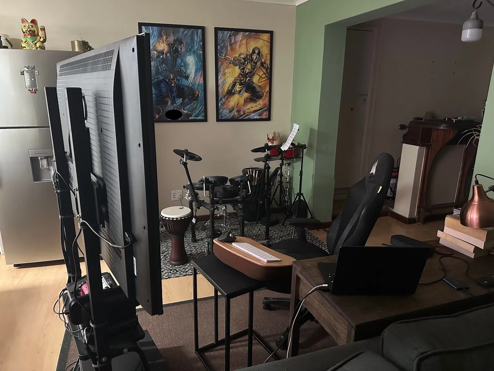 TV đặt cạnh bàn làm việc làm màn hình lớn cho công việc