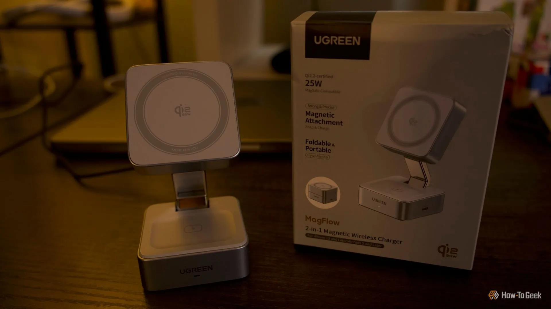 Ugreen MagFlow 2-in-1 và hộp sản phẩm đặt trên bàn gỗ, minh họa kích thước và thiết kế gấp thành cube