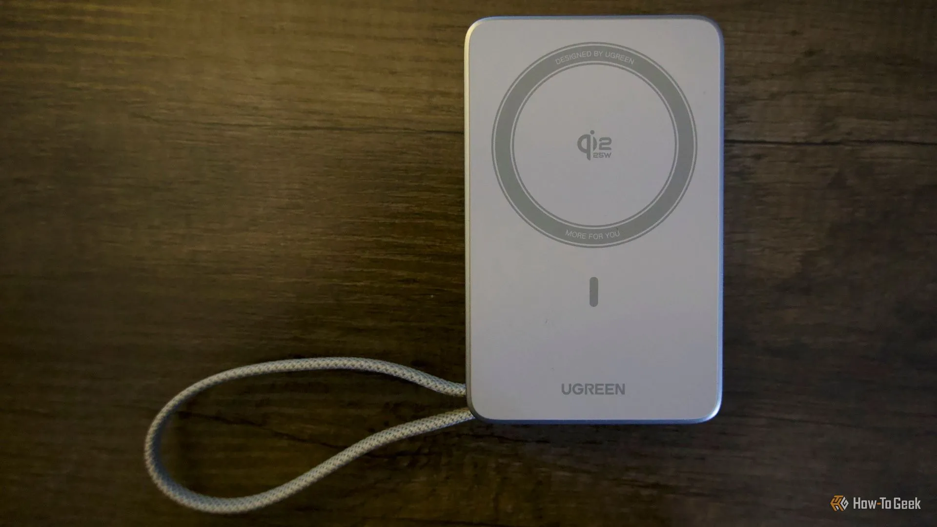Ugreen MagFlow đang đặt trên bàn, minh họa chế độ sạc không dây 25W khi kẹp với điện thoại