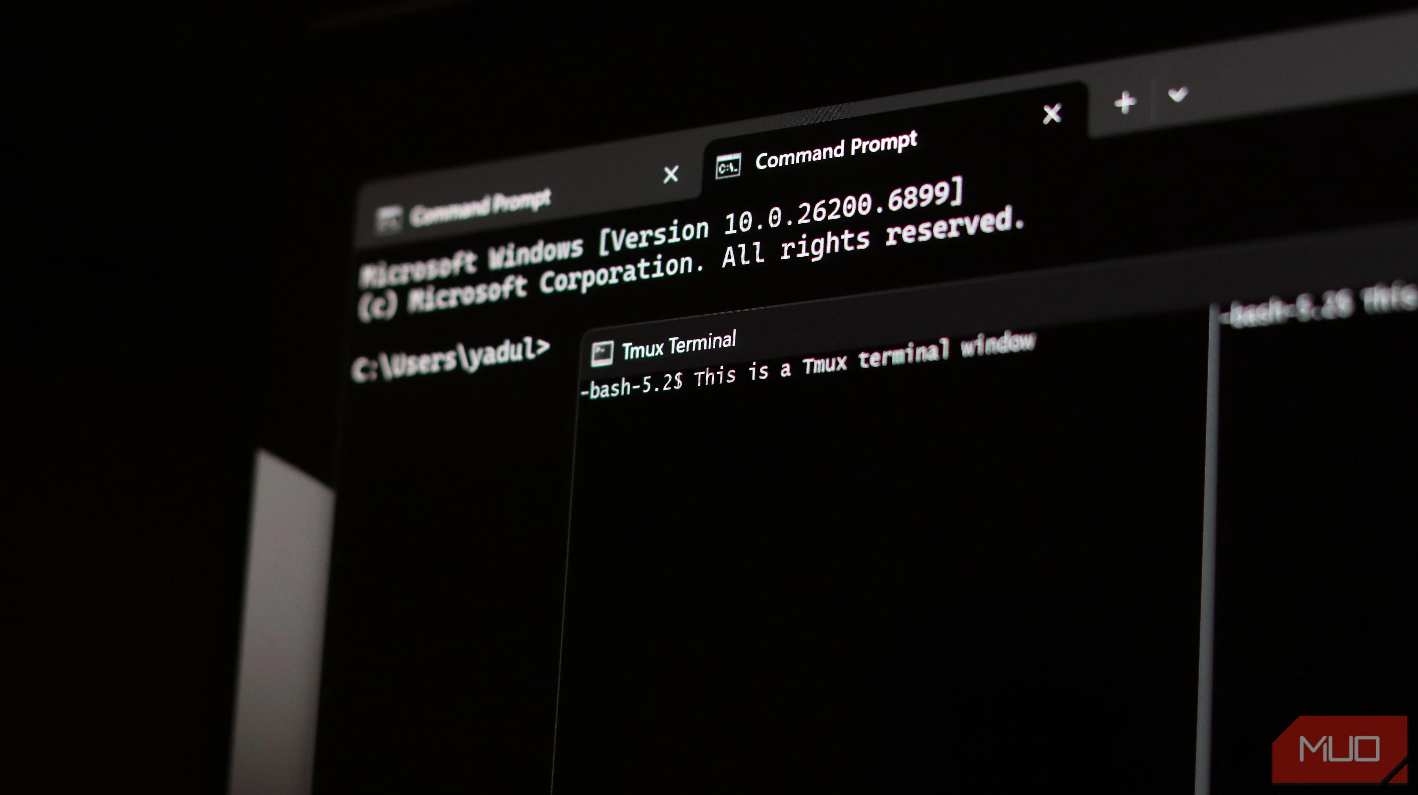 Windows Terminal và itmux cùng mở trên Windows 11, so sánh layout và giao diện.